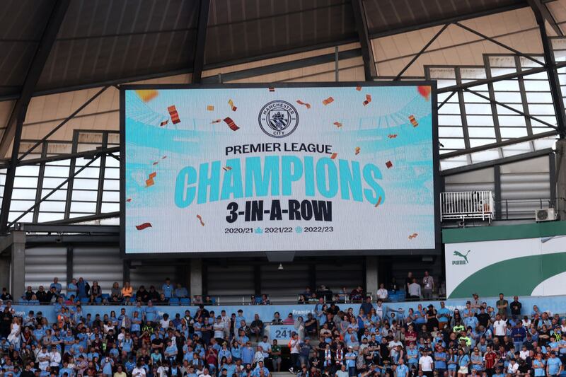 Con la invasión del campo, el City celebra un nuevo título de liga