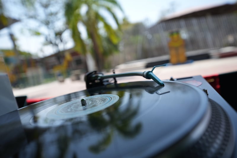 A través del proyecto “Amplificadas”, las mujeres de la cultura sonidera, picotera y sound system de Colombia y México están transformando el escenario musical con identidad y resistencia.