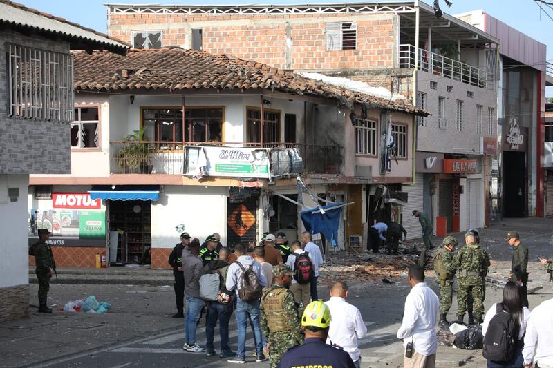 Atacan con moto bomba hotel donde se alojan carabineros de la Policía en Jamundí.