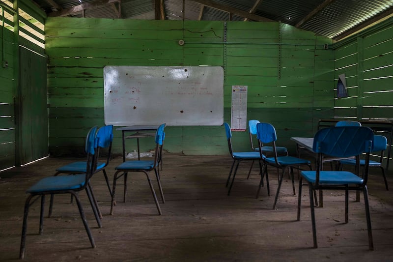 Desde el enfrentamiento, la escuela está intacta, con las marcas de balas y sin clases. Crédito: Fernanda Pineda / MSF