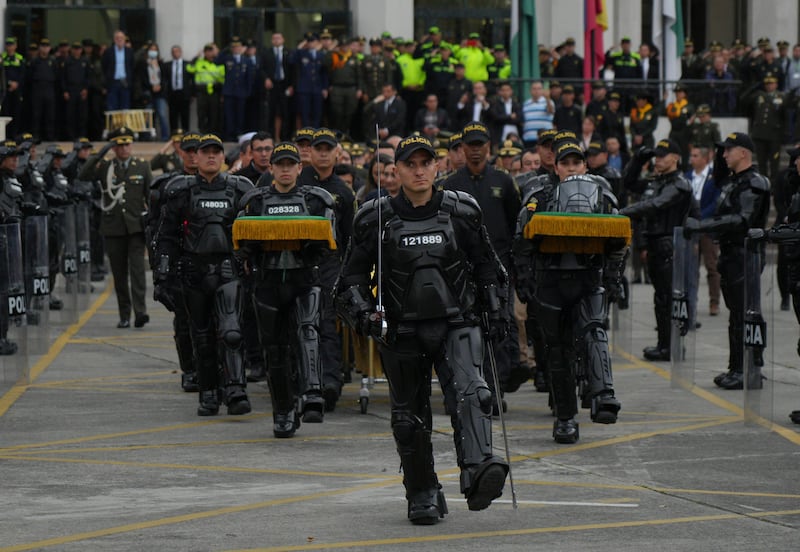 Sepelio de Policía - Petro asiste a funeral de policía que fue asesinado en una protesta campesina