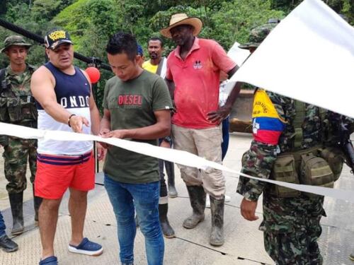 Disidencias de las Farc montaron puente vehicular y hasta peaje ilegal en el Cauca: habitantes agradecieron