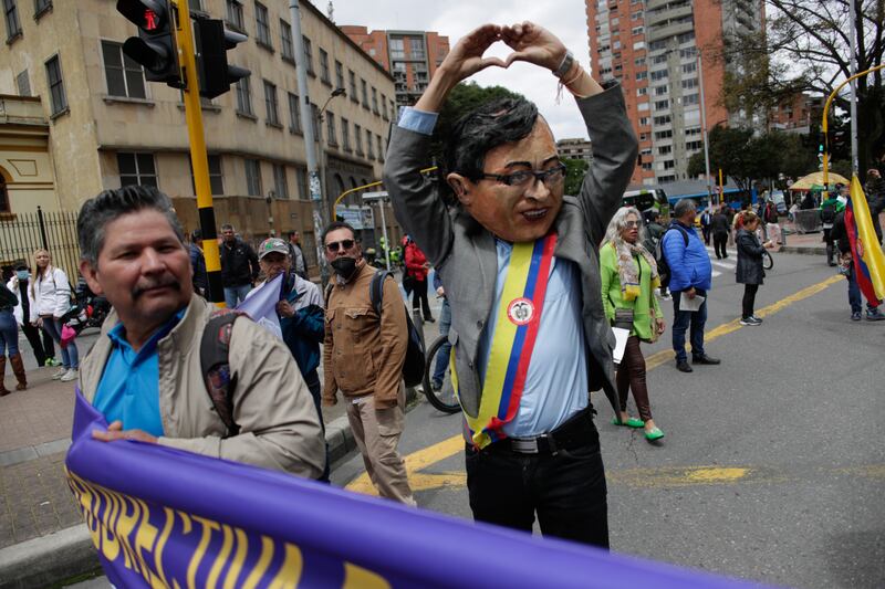 Simpatizantes de Gustavo Petro marcharon para conmemorar los primeros 100 días de Petro en el gobierno