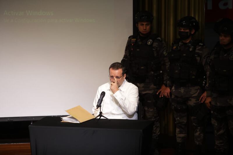 Carlos Mario Jiménez, conocido con el alias de Macaco, participa en el Encuentro por la Verdad y la No Repetición, junto al Canciller Álvaro Leyva, en el Centro de Memoria Histórica en Bogotá. Jiménez continúa recluido en un centro penitenciario de Itagüí, por crímenes aceptados en el marco de la Ley de Justicia y Paz.