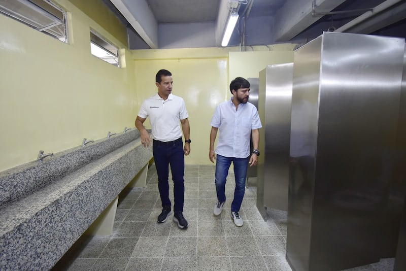 Alcalde Jaime Pumarejo inspecciona obras en el Estadio Metropolitano en Barraquilla.