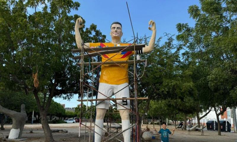 Hasta Eduardo Luis se burló de la estatua a Falcao y se la adjudicó como propia