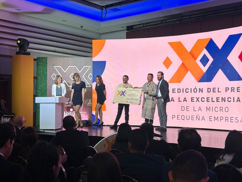 Emprendedores premiados por la iniciativa del Banco Caja Social