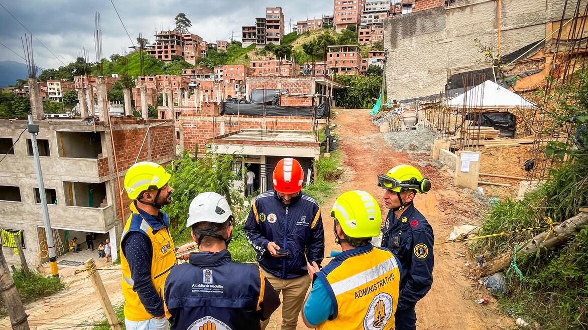 Evacúan familias de edificio con riesgo de colapso en Medellín