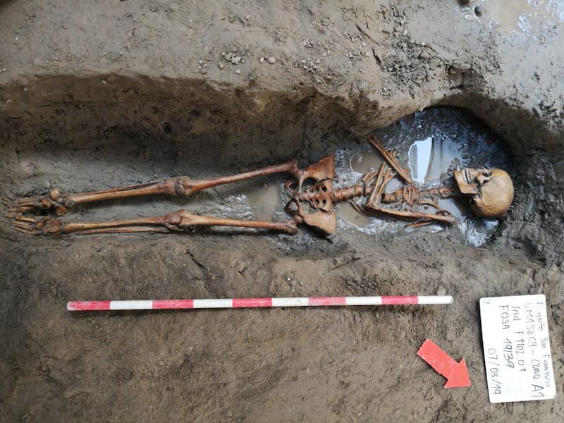 Entierro inundado en las excavaciones del Claustro de San Francisco.