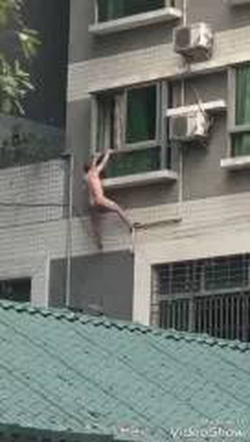 Amante desnudo cae desde la ventana al intentar escapar de un marido celoso